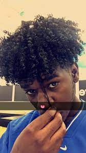 Homme aux cheveux frisés de bonne longueur et côtés courts avec dégradé autour des oreilles. Hightop Fade With Curls Bboyartes Curly Hair Styles Long Hair Styles Men Long Hair Styles