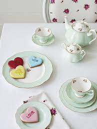 Polka rose royal albert vibrant and vivacious, the rose confetti 5 piece bone china place setting, service for 1 is a beautiful new addition to the vintage patterns that have been made famous around the world. Royal Albert Polka Rose Teapot Cream Sugar Boxed Set Amazon De Kuche Haushalt