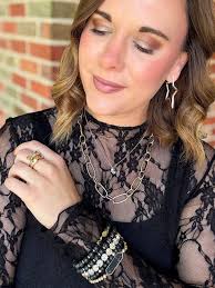 Beam with Patriotism in these new earrings🇺🇸 Sparkly, festive & detailed  to perfection… Star dangles are $22 Star studs are $18