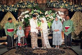 Ada di antaranya pakaian adat jawa, sunda, minangkabau, dan lain sebagainya. Pakai Baju Adat Jawa Hmr Dampingi Pernikahan Putra Sulungnya Dara Yogya