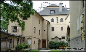 The sound of music is a 1965 american musical drama film produced and directed by robert wise, and starring julie andrews and christopher plummer, with richard haydn, peggy wood. Sound Of Music Movie Tour In Salzburg Film Locations Map