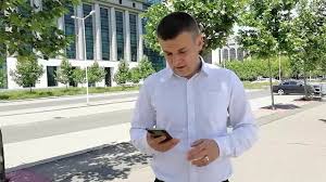 Ma asez frumos pe scaun, cu un set bine pregatit de intrebari. Dcyt N8w4mk8tm