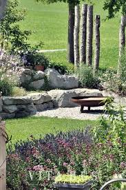 Feuerstelle Garten Herbst Warm Gemutlich Draussen Stein Holz Modern Feuerstelle Garten Landschaftsbau Garten Landschaftsbau
