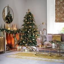 After facing a few obstacles due to our small space along the way, i'm sharing 11 tips on how to decorate a small living room for christmas. 27 Christmas Living Room Decorating Ideas To Get You In The Festive Spirit