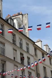 La «presa» della bastiglia, al ridicolo aggiunse anche la crudeltà che, purtroppo, in futuro avrebbe dato il suo frutto avvelenato. Epingle Par Kim Agnew Sur Paris Jour De La Bastille Quatorze Juillet 14 Juillet France