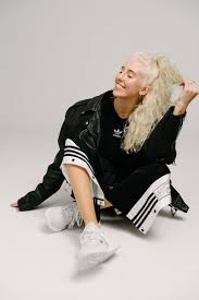 Never know your name is out now. Peg Parnevik Blir Ansikte Och Fotter For Sneakers Point Stadium