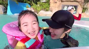 Mainkan air di kolam renang kids playing water and slide in the swimming pool. Boram Dan Keluarga Bermain Air Di Kolam Renang Youtube