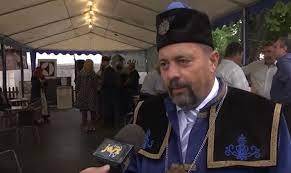 Pócs jános szerint továbbá az illető az „alvilághoz tartozik, és próbálja félelemben tartani a lakosságot. Pocs Janos Unnepelyesen Kituntette Magat Augusztus 20 An B1 Blogcsalad