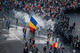 Sindicaliștii din poliție se ceartă și se îmbrâncesc cu jandarmii. Anti Government Protest In Romania Turns Violent Reuters