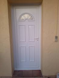 Isolez correctement vos portes d'entrées grâce à la pose d'un seuil de porte. Fabrication Et Pose D Une Porte D Entree Pvc Fermeture 5 Points A Cuers Fabricant Francais De Menuiseries Usimix