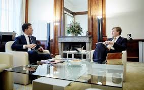 Twee maanden voor de tweede kamerverkiezingen is zijn derde kabinet gevallen over de kinderopvangtoeslagaffaire. Rutte Biedt Ontslag Kabinet Aan Bij Koning Vorsten