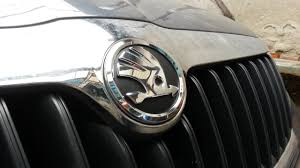 Škodovka se dočká nového loga, které by mělo lépe upomínat skutečnost, že patří do koncernu volkswagen. How To Replace Old Green Skoda Badges With The New Silver Ones On Octavia 2 Facelift Youtube