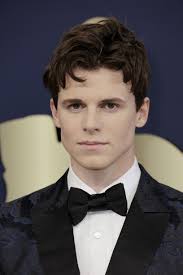 The Morning Show's Ruairi O'Connor Couples Up & Kisses Girlfriend Charlotte  Hope at SAG Awards 2022: Photo 4712373