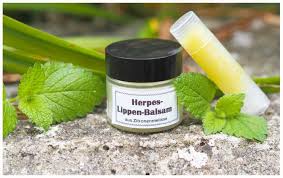 Heilende salben einfach selbst herstellen. Herpes Lippenbalsam Mit Zitronenmelisse Im Stick Oder Tiegel Wiewowasistgut Com