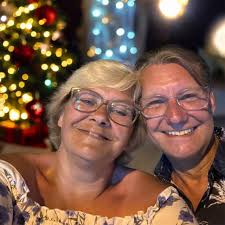 Does anyone in the DY4 area own or know this cat? Its eye seems pretty bad  but I can't get close enough as it runs away.