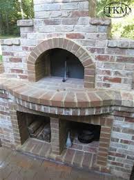 With the fire in the oven, it allows the brick oven to obtain very high temperatures. Detail Forno Bravo Brick Oven Pizza Oven Outdoor Outdoor Kitchen Design Outdoor Kitchen