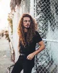 Coiffures Modernes Pour Des Hommes Branches Aux Cheveux Longs