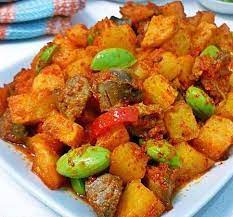 Langkah pertama yaitu, panaskan minyak goreng yang telah disiapkan. Resep Sambal Goreng Ati Kentang Kering Tanpa Santan