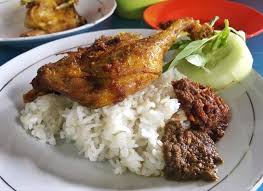 Sajikan bebek goreng dengan dilengkapi sambal dan lalapan; 13 Tempat Makan Bebek Goreng Berpadu Sambal Pedas Di Surabaya Dijamin Mantap Bukareview