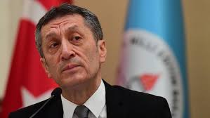 Türkiye'nin yöresel dokumalarını ilk kez bir araya getiren sergide kutnu kumaşı, kalitesi ve özellikleriyle büyük. Milli Egitim Bakani Ziya Selcuk Tan Ucretsiz Tablet Aciklamasi
