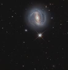 Mirando profundamente en el universo, el telescopio espacial hubble capta un vistazo de las numerosas estructuras en los brazos que se extienden alrededor de esta. What Is The Purpose Of A Barred Spiral Galaxy