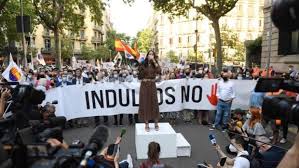 Tras asegurar que han acudido a la plaza madrileña a decir 'basta ya', ha recalcado que esta manifestación sí que es de utilidad pública y no los indultos a los golpistas catalanes. Barcelona Protesta Contra Los Indultos A Los Presos Del 1 0