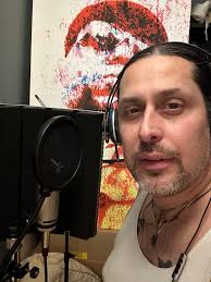 Äntligen är sista låten lagd, lagd kort är lagt , på Orange Album med gäst  Kriptony Texeira på refräng från ponce puerto rico 🇵🇷🇵🇷🇵🇷🇵🇷🇵🇷och  Tito Pencheff bakom spakarna 🧡🧡🧡Orange Album släpps 30 November  🟧🟧🟧🟧🟧🟧