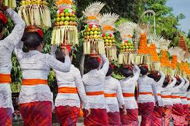 All models were 18 years of age or older at the time of depiction. Traditional Dress Around The World Traditional Clothing Around The World Rough Guides