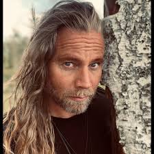 Att vara färgglad i en svartvit värld