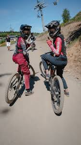 Girls Ride Two Pro Team Bambi The The Truckdriver Looking Outstanding By Propheus Bikewear Mountain Biking Madchen Auf Fahrradern Radfahren