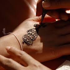 Sie brauchen dazu viel geduld und fingerspitzengefühl, dann wird das ergebnis entfernen sie dazu den pfropfen aus der tube, schrauben sie die düse auf und legen sie los. Henna Tattoo Selber Machen So Klappt Dein Henna Tattoo Garantiert Cosmopolitan