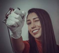 María Fernanda Ramirez is an artist who has been tattooing for 5 years. Her  style is “embroidery”