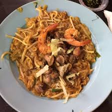 When you need to cook breakfast for the weekend and notice that there's no meat or prawns. Photos At Apollo Kuey Teow Goreng Food Court Basement 1 Semua House