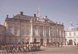 So kann man regelmäßig viele interessante kunstwerke besichtigen. Schloss Amalienborg In Kopenhagen