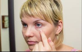 Pungile de sub ochi în boala renală dimineață. AplicÄƒ 15 Minute Acest Amestec In Jurul Ochilor È™i Scapi Rapid De Punctele Inestetice De GrÄƒsime