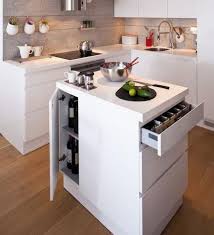 ¿qué tal incluir una pequeña estantería para botellas de vino o por qué no hasta una pequeña bodega? Ideas Para La Decoracion De Cocinas Pequenas