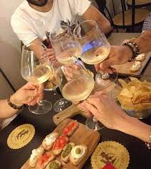 Quindi se cerchi delle idee per l'aperitivo a casa orientati su questo tipo di portate. Aperitivo Con Amici Foto Di Alla Buca Della Gabbia Mantova Tripadvisor