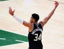 Ο greek freak μάς σύστησε τον μικρό του αδελφό, αποκαλύπτοντας τη μεγάλη αδυναμία που του έχει. Giannhs Antetokoynmpo Apo Ta Ghpeda Sta Sepolia Basilias Toy Nba Eidhseis Nea To Bhma Online
