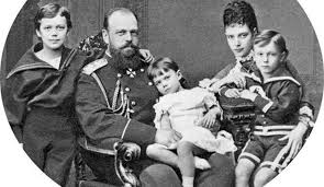 Daca primul primea numele bunicului sau, tarul nicolae i, acest baiat a fost numit alexandru. DupÄ Exhumarea Ultimului Å£ar Al Rusiei Nicolae Al Ii Lea Este Dezgropat Si Å£arul Alexandru Al Iii Lea Ce CautÄ Anchetatorii Rusi