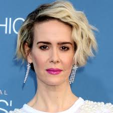 The show follows the life of a nurse as she get bored with her duties at a hospital and starts behaving a bit off the wall. Sarah Paulson Will Keine Kinder Weil Sie Zu Egoistisch Dafur Ist Wienerin