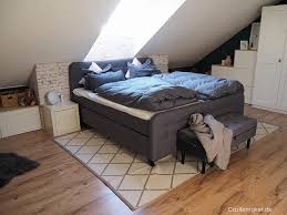 Finde mit den kreativen ideen der couchies heraus, wie du räume dank der möbel funktionaler gestaltest! Castlemaker Food Lifestyle Magazin Schlafzimmer Im Dachgeschoss Clever Einrichten Mit Boxspringbett Raumteiler Diy Castlemaker Food Lifestyle Magazin