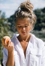 25 Coiffures A Tester Quand Il Fait Chaud Coiffure Chignon Coiffe Decoiffe Comment Faire Un Chignon