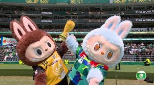 Por que Labubu, boneco sucesso de vendas, apareceu na abertura da Copa do Mundo 2026