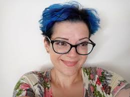 Omg all her hair is falling out from the scalp!!!!someone save her from  herself!