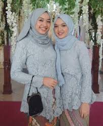 Modelnya lain dari yang lain namun tetap bikin tampilan kamu jadi anggun. 48 Model Baju Kebaya Muslim Modern Dan Anggun Klubwanita Com