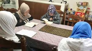 Bila kalian mengalami mimpi pergi dengan guru, pasti kalian penasaran akan arti mimpi itu. Mengajar Mengaji Di As Saat Ramadan Kisah Kakak Adik Ini Keren Banget Lifestyle Fimela Com