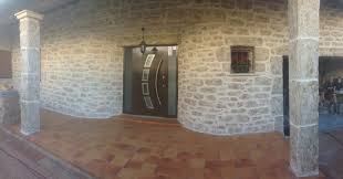 Vernir un mur intérieur en pierre apparente. Changer Sa Maison Sans Demenager Avec L Enduit Pierre Confordomo