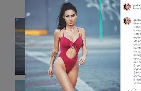 Notizie, foto e video su giulia de lellis, tutti gli aggiornamenti da leggo.it. Giulia De Lellis Bellissima In Bikini Lancia La Sua Nuova Collezione Ultime Notizie Flash