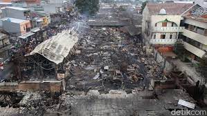 Berdasarkan pendataan petugas, jumlah kios yang hangus terbakar mencapai 40 unit. K1871wilt 420m