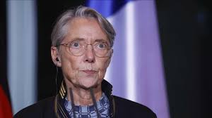 Fransa'da hükümet tartışmalı emeklilik reformunun oylanmadan geçirilmesi  için anayasal yetkisini kullandı